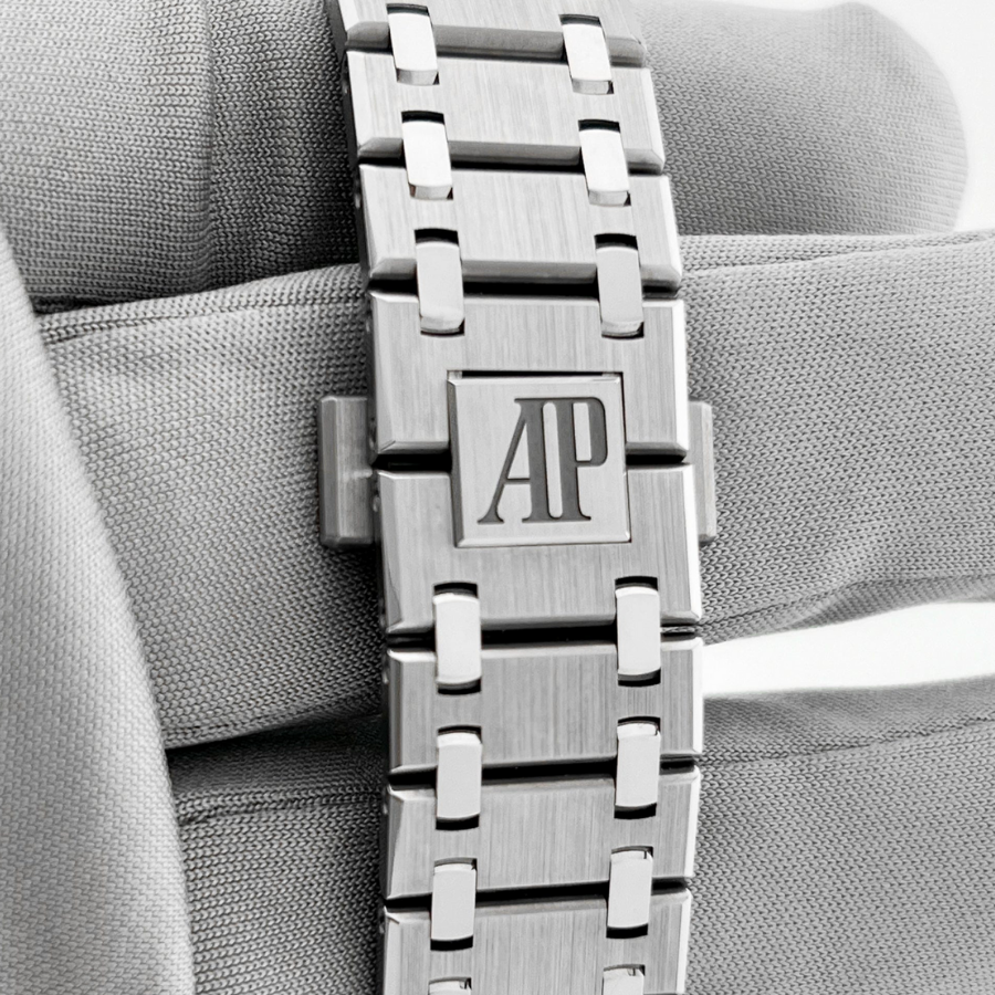Royal oak titanium burgundy dial